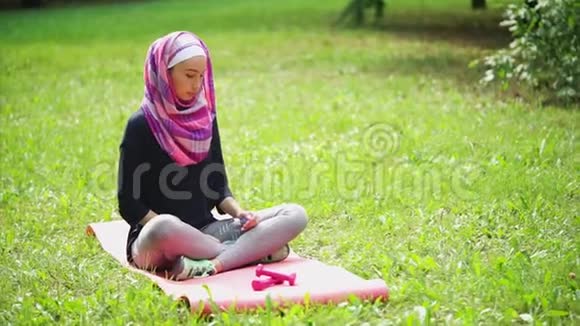 穆斯林女孩在户外运动训练后饮用视频的预览图