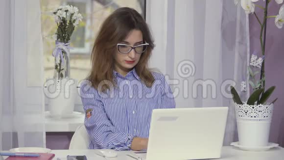 时尚女商人在笔记本电脑上工作视频的预览图