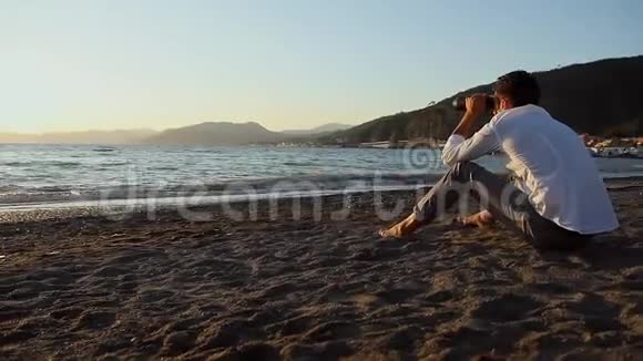 那人坐在海滩上视频的预览图