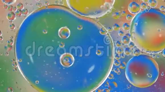 泡沫油在水上五颜六色的抽象背景视频的预览图