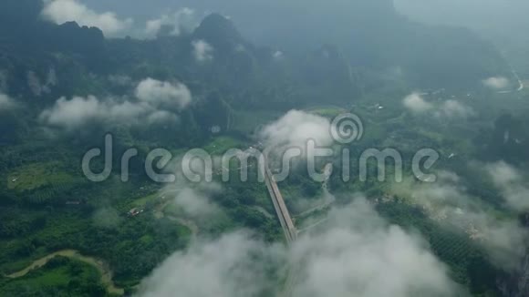 石灰岩岩石中热带乡村道路的鸟瞰图克拉比和苏拉塔尼当地村庄的俯视图视频的预览图