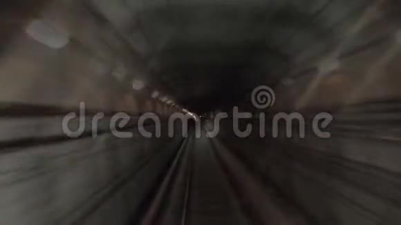 从铁路客舱的角度早晨通勤的概念地铁列车在隧道行驶的时间间隔快速视频的预览图