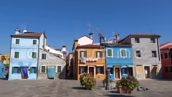 阳光明媚的一天舒适的露台博拉诺岛威尼斯视频的预览图