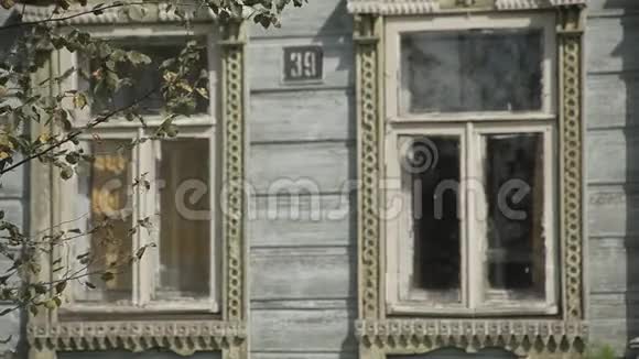 旧木屋的窗户视频的预览图