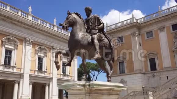 意大利罗马国会山上马背上的马库斯奥雷利乌斯皇帝铜像视频的预览图