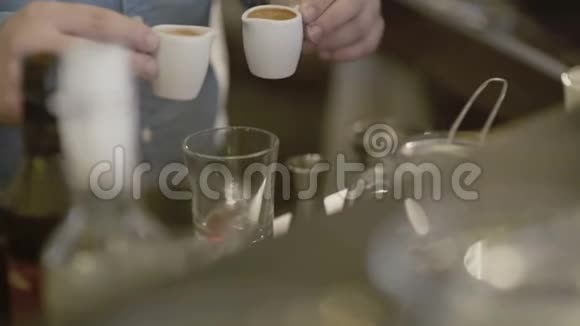咖啡师的手做咖啡鸡尾酒4K视频的预览图