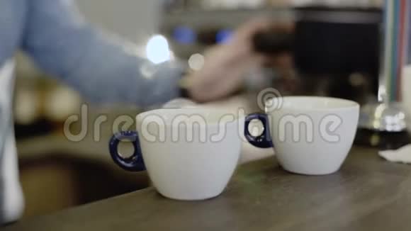 咖啡师的手在咖啡机里煮两杯咖啡4K视频的预览图
