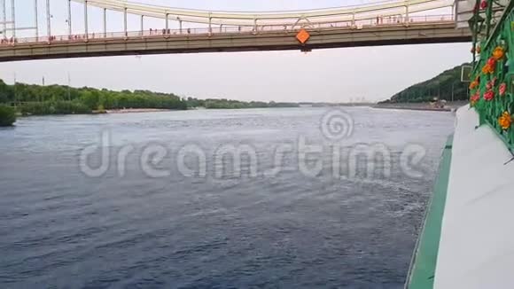 4K一艘船在基辅的第聂伯河大桥下航行视频的预览图