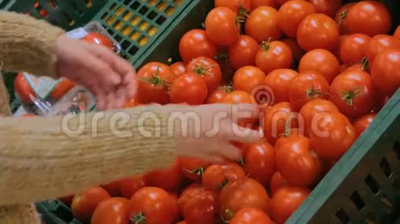 在杂货店买新鲜红番茄的女人视频的预览图