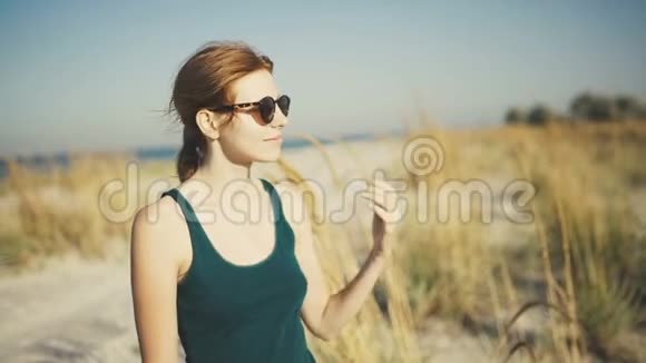 微笑的旅游妇女享受美丽的岛屿和海洋景观年轻女性戴着太阳镜视频的预览图