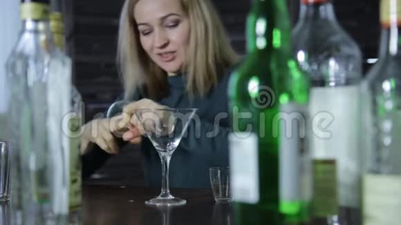 孤独的酒吧服务员打扫酒吧的酒杯等待客户视频的预览图