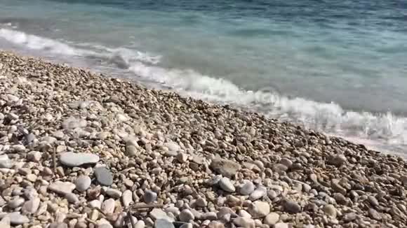 海浪冲击着海岸卵石视频的预览图