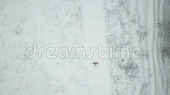 滑雪者的训练莫斯科地区赛道的俯视图视频的预览图