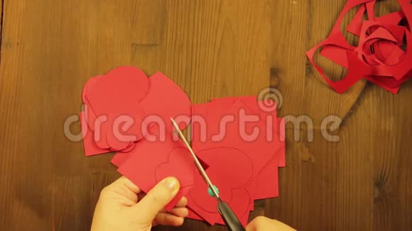 女孩用红纸板割心视频的预览图