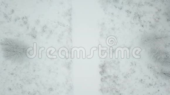 滑雪者的训练莫斯科地区赛道的俯视图视频的预览图