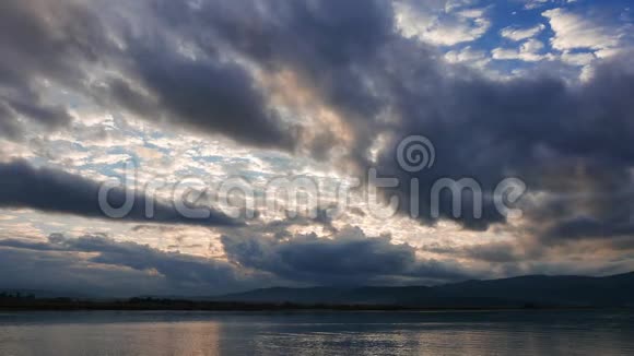 阴云密布的爱琴海05年秋季日出视频的预览图