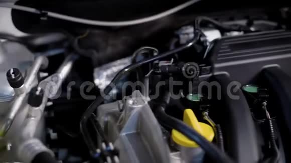 在车库引擎盖下的一部分车辆的特写镜头视频的预览图