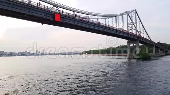 4K一艘船在基辅的第聂伯河大桥下航行视频的预览图