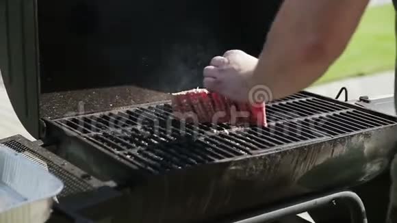 在烤架上煮肉关门视频的预览图