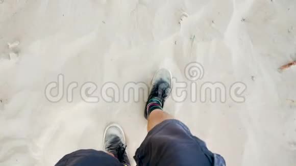 穿短裤和运动鞋的人在沙滩上散步视频的预览图