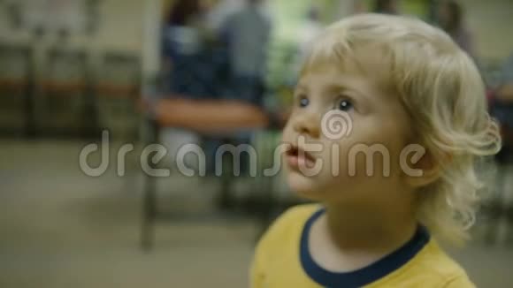 可爱的小男孩吃蛋糕视频的预览图