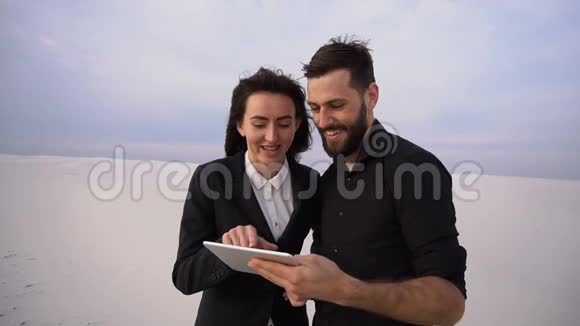 慢动作的妻子和丈夫用平板电脑寻找度假胜地视频的预览图