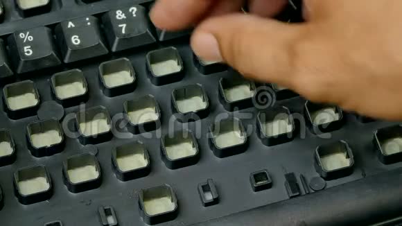 双手将按钮设置为键盘一个接一个视频的预览图