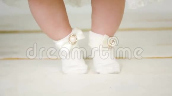 儿童穿着漂亮的白色袜子视频的预览图