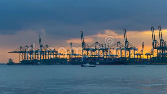 夕阳西下新加坡海峡两岸的航运和货运设施上空乌云密布时间流逝视频的预览图