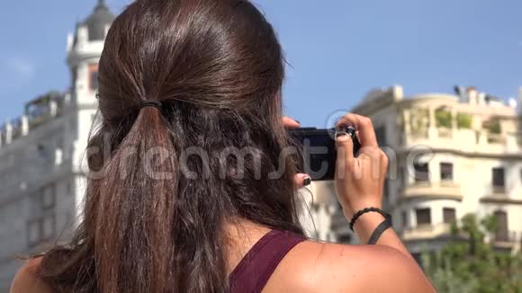 游客用数码相机拍照视频的预览图