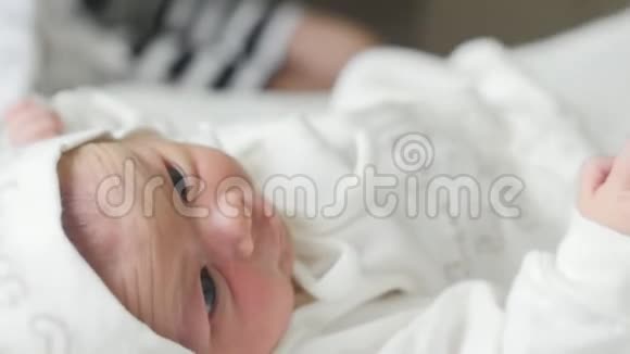 妇产医院新出生的婴儿视频的预览图