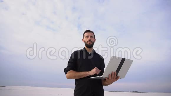 慢动作作家有笔记本电脑的男性在海边寻求灵感视频的预览图