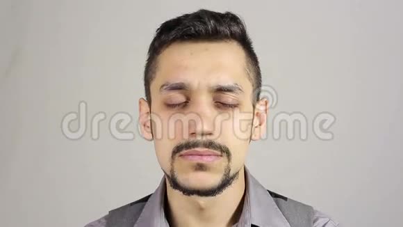 又累又困的留着胡子的男人视频的预览图
