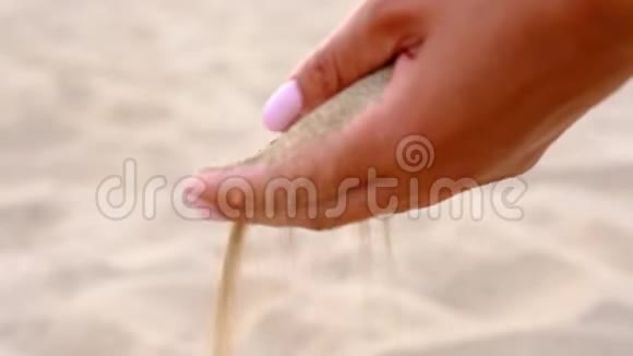 下面的动作结束未知的嬉戏的年轻女人扔了一把白沙时间就像沙子穿过视频的预览图