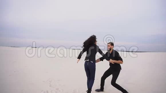 慢动作模特男女在海边欢蹦乱跳视频的预览图