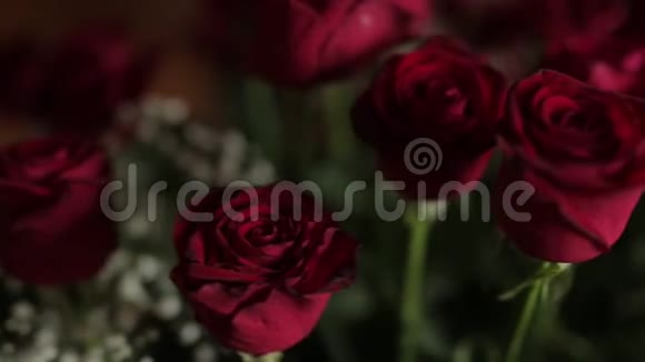 红玫瑰花束上的结婚戒指滑块运动视频的预览图