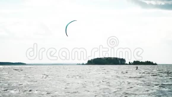 人们在海里风筝冲浪视频的预览图