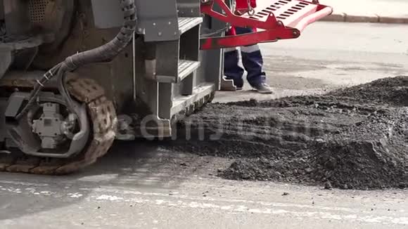 道路工程沥青路面拆除一个修边单元轨道的碎片视频的预览图