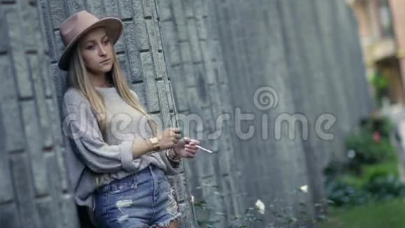 女人抽烟靠在阁楼砖墙上视频的预览图