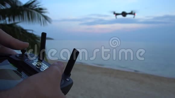 在海上日落时操作无人机视频的预览图