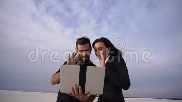女朋友和男朋友出差时用笔记本电脑和父母交流视频的预览图