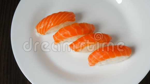 在白色的大盘子里放着四条黑鱼日本食品视频的预览图