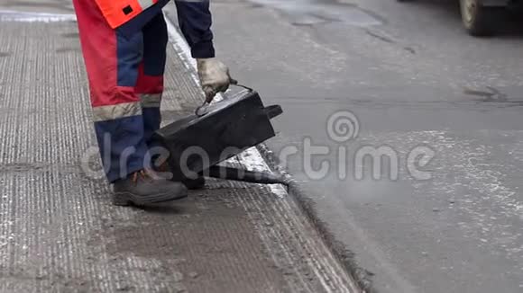 修路工作细节工人浇筑树脂路面覆盖沥青视频的预览图