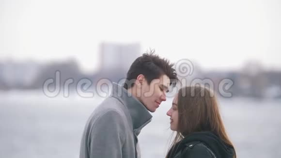 幸福的爱情夫妻在河的背景下接吻视频的预览图