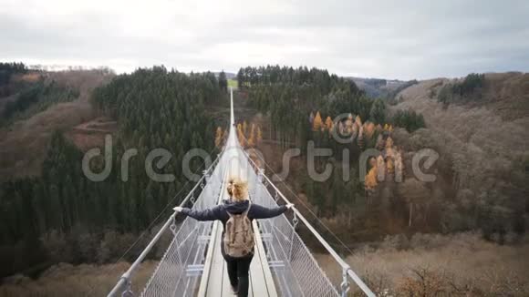 德国的女人走过吊绳桥万德拉斯概念视频的预览图