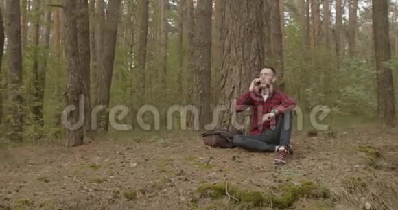 在森林里用智能手机说话视频的预览图