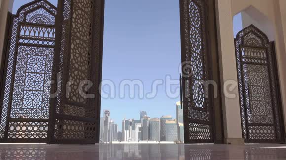 多哈摩天大楼通过清真寺的开放大门视频的预览图