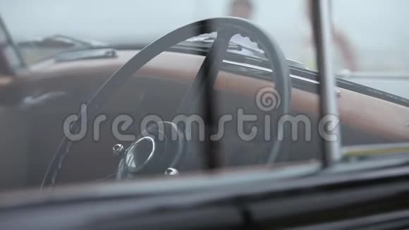 老式黑色旧车内饰车轮和车窗视频的预览图
