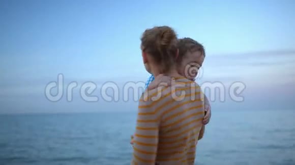 海边的甜蜜家庭视频的预览图
