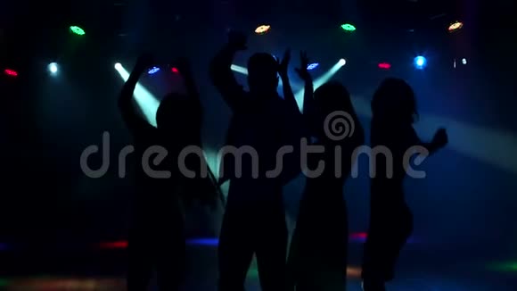 四个朋友在黑暗中的聚会上跳舞视频的预览图